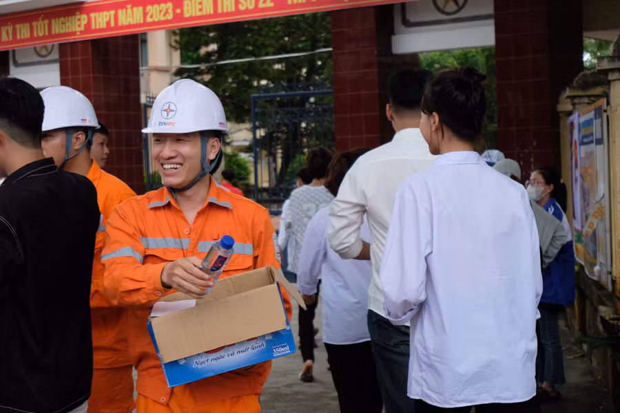 Nhân viên Công ty Điện lực Hưng Yên hỗ trợ phát nước miễn phí cho thí sinh.