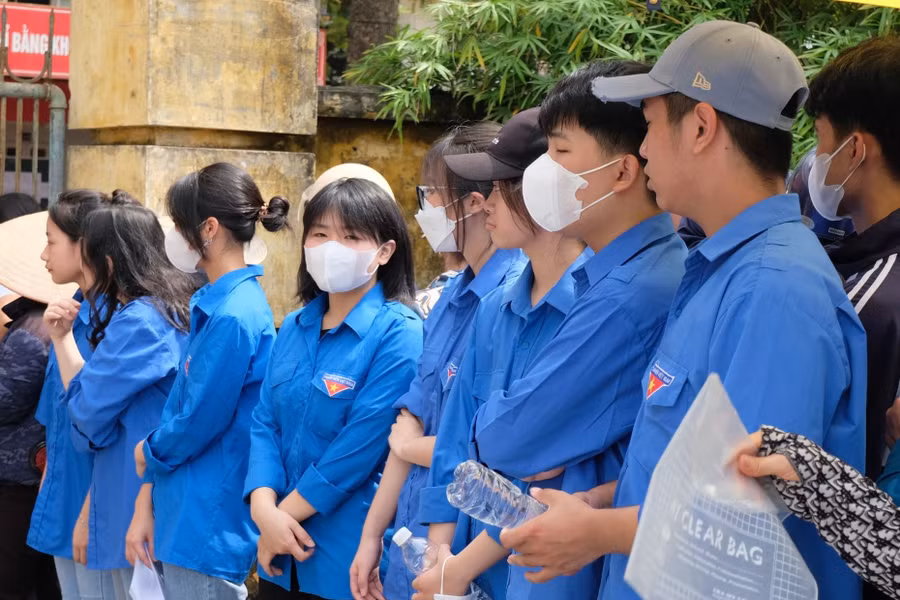 Tình nguyện viên túc trực ngoài điểm thi không ngại mưa, nắng.