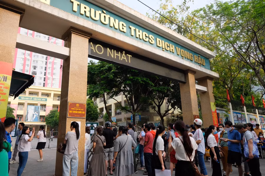 Phụ huynh đưa con đến điểm thi Trường THCS Dịch Vọng Hậu.