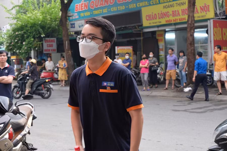 Thí sinh làm bài thi môn Ngữ văn sáng 10/6.