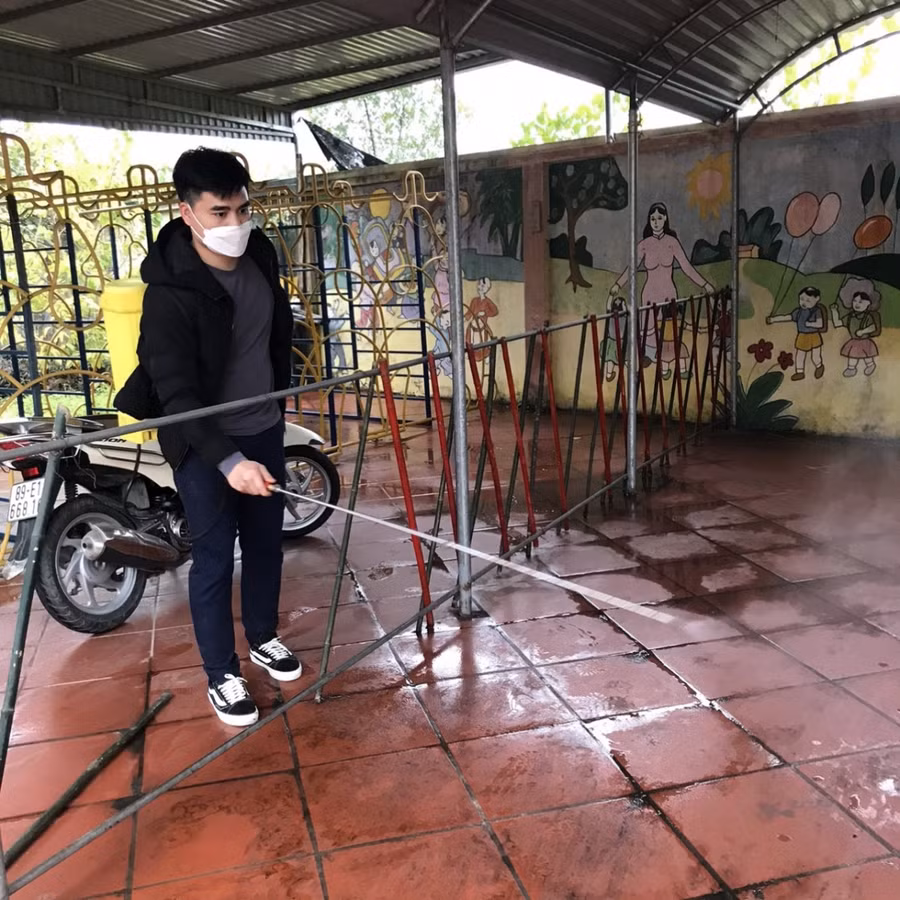 Phun khử khuẩn khuôn viên trường học.