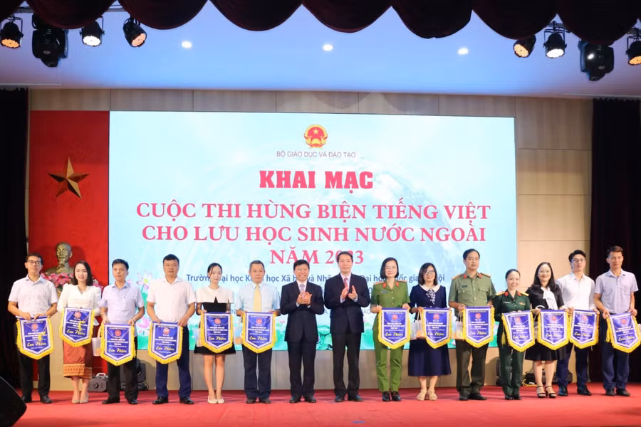 Ban tổ chức trao cờ lưu niệm cho đại diện các đơn vị tham gia cuộc thi. Ban tổ chức trao cờ lưu niệm cho đại diện các đơn vị tham gia cuộc thi.