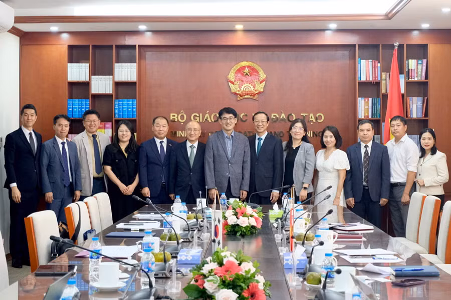 Các đại biểu chụp hình lưu niệm.