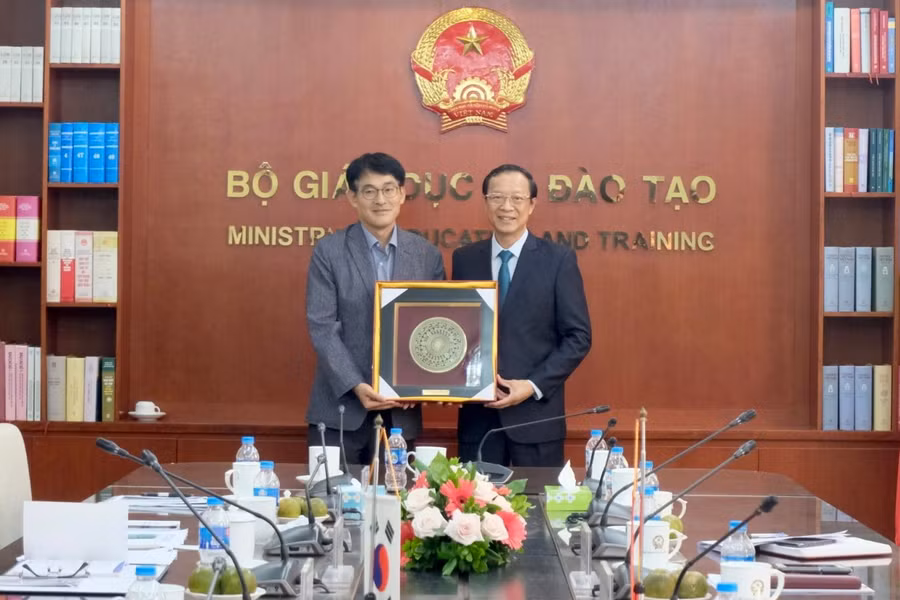 Thứ trưởng Bộ GD&ĐT Phạm Ngọc Thưởng (phải) và Chủ tịch Viện Hợp tác phát triển giáo dục APEC Park Dong Sun trao quà lưu niệm. Thứ trưởng Bộ GD&ĐT Phạm Ngọc Thưởng (phải) và Chủ tịch Viện Hợp tác phát triển giáo dục APEC Park Dong Sun trao quà lưu niệm.
