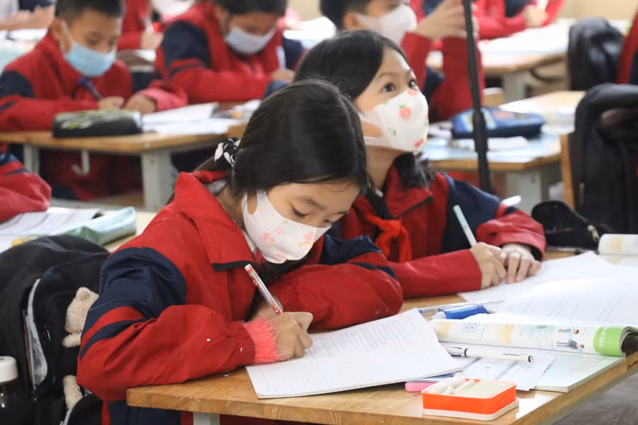 Học sinh tỉnh Bắc Giang đi học trực tiếp.