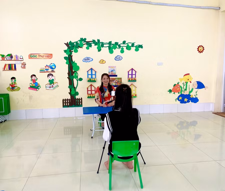 Giáo viên Trường Mầm non Trung Nghĩa quay video hướng dẫn phụ huynh chăm sóc trẻ tại nhà. Ảnh: NTCC.