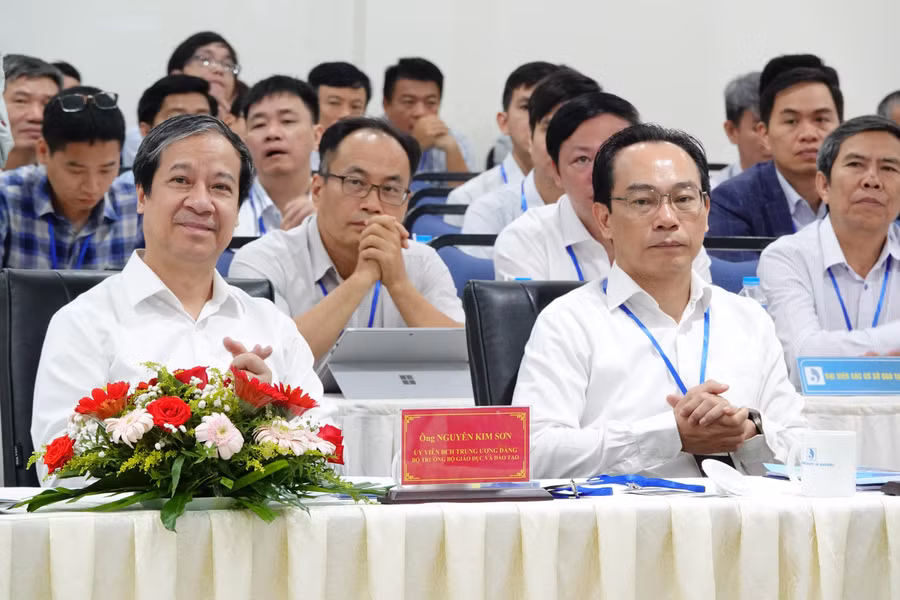 Bộ trưởng Bộ GD&ĐT Nguyễn Kim Sơn (trái) và Thứ trưởng Hoàng Minh Sơn tham dự hội thảo. Bộ trưởng Bộ GD&ĐT Nguyễn Kim Sơn (trái) và Thứ trưởng Hoàng Minh Sơn tham dự hội thảo.