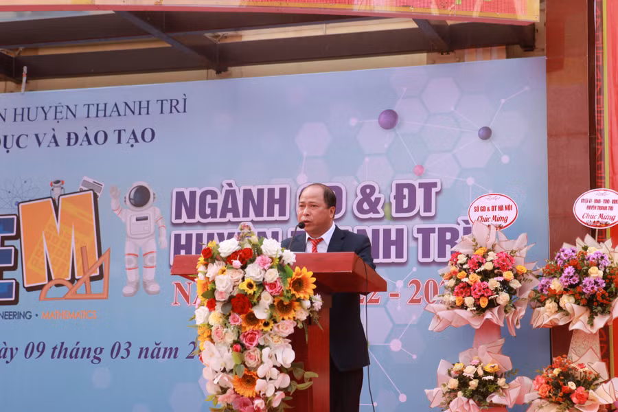 Ông Phạm Văn Ngát – Trưởng phòng GD&amp;ĐT huyện Thanh Trì phát biểu khai mạc. Ảnh: TG.