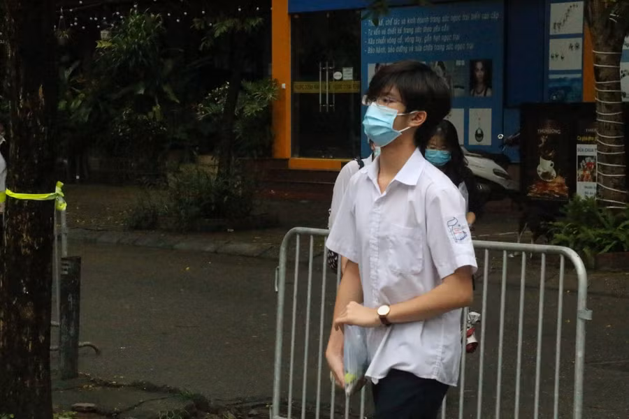 Nhiều thí sinh có mặt tại điểm thi từ 6h30.
