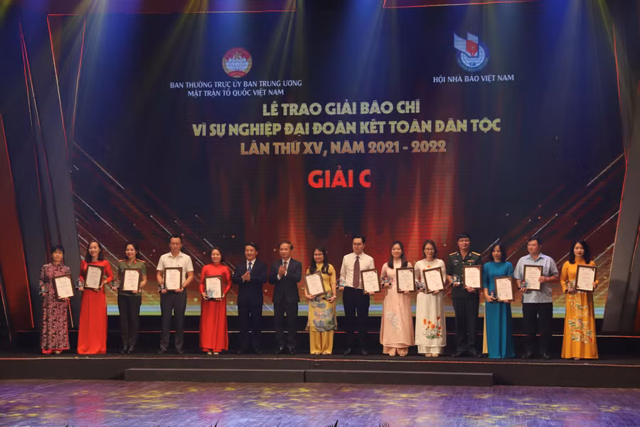 Ban tổ chức trao giải cho các tác giả đạt giải C giải báo chí "Vì sự nghiệp đại đoàn kết toàn dân tộc" lần thứ XV. Ban tổ chức trao giải cho các tác giả đạt giải C giải báo chí "Vì sự nghiệp đại đoàn kết toàn dân tộc" lần thứ XV.