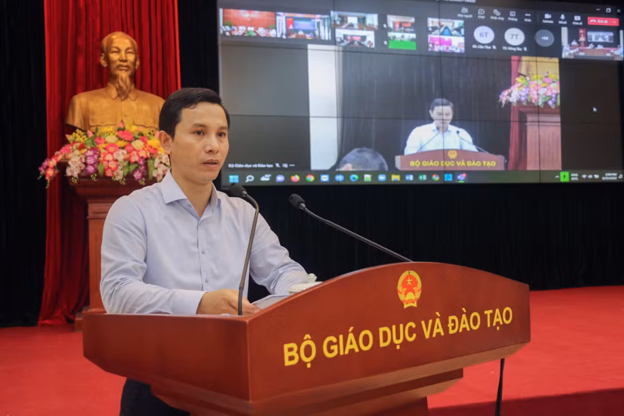 Phó Chánh văn phòng Bộ GD&ĐT Nguyễn Văn Cừ trình bày báo cáo tại hội nghị. Phó Chánh văn phòng Bộ GD&ĐT Nguyễn Văn Cừ trình bày báo cáo tại hội nghị.
