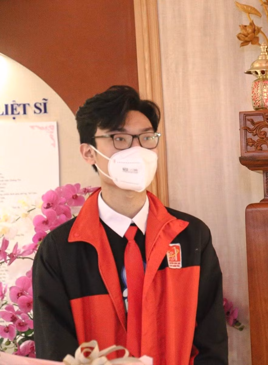 Hoài Nam hiện đang là học sinh lớp 11 Sử, Trường THPT chuyên Khoa học xã hội và Nhân văn, Hà Nội.