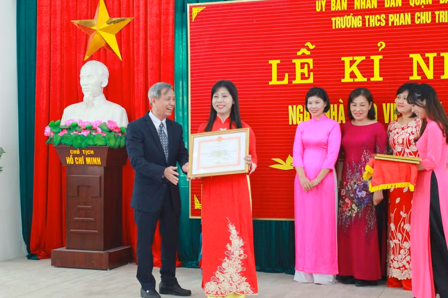 Cô giáo Nguyễn Mai Hương, Hiệu trưởng Trường THCS Phan Chu Trinh, nhận bằng khen. Ảnh: NVCC.