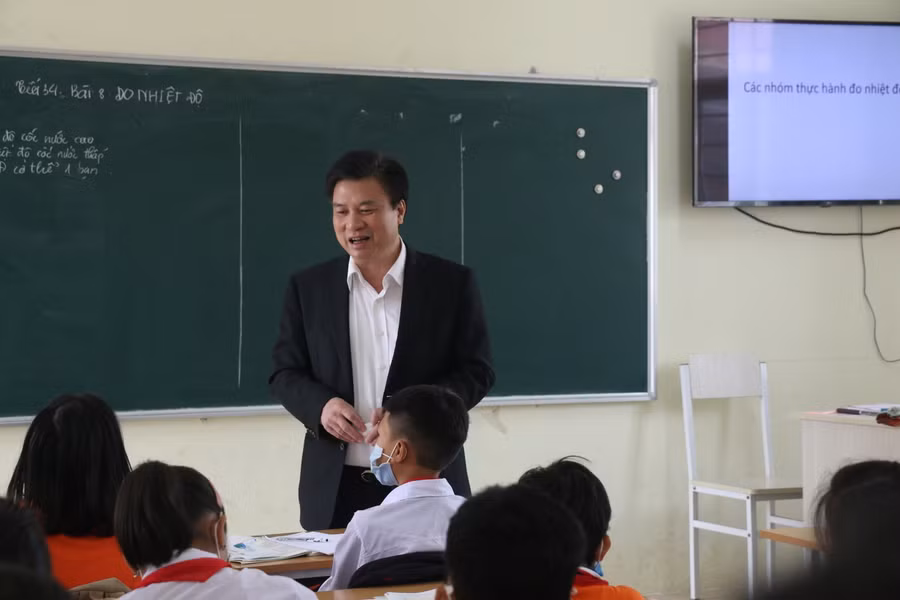 Thứ trưởng Nguyễn Hữu Độ dự giờ tiết học môn Khoa học tự nhiên tại Trường THCS Đồng Bục, tỉnh Lạng Sơn.
