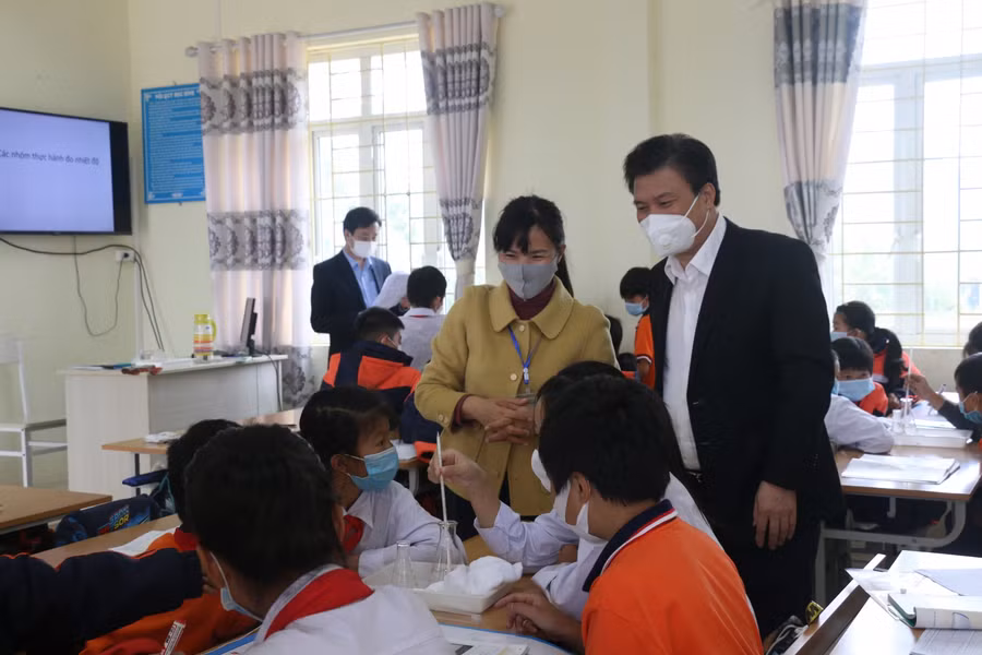 Thứ trưởng Nguyễn Hữu Độ dự giờ môn Khoa học tự nhiên tại Trường THCS Đồng Bục, huyện Lộc Bình.
