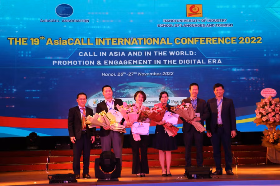 Ban tổ chức trao quà cho các nhà tài trợ.