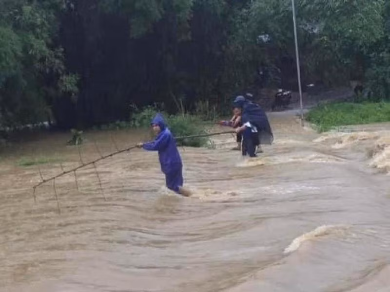 Trong ngày thi cuối cùng, tại Tuyên Quang có mưa rất to, điểm thi trường THPT Xuân Vân, huyện Yên Sơn ngập sâu. Đoàn viên, thanh niên tình nguyện tại khu vực các xã Trung Trực và xã Xuân Vân, huyện Yên Sơn đã thay nhau cõng các thí sinh lội qua dòng nước siết để tới điểm thi đúng giờ.