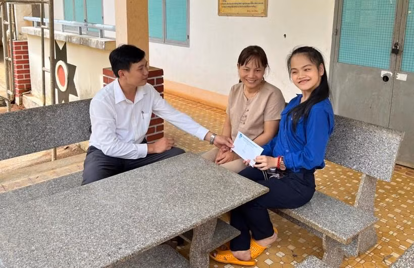 Em Hoàng Nguyễn Anh Thư, học sinh Trường THCS và THPT Kpă Klơng, Gia Lai, bị khuyết tật do di chứng bệnh viêm màng não và được miễn thi tốt nghiệp. Tuy nhiên, Anh Thư xin tiếp tục tham dự kỳ thi như các bạn với hy vọng có thể đậu đại học. “Những môn trước em làm bài khá ổn. Em hy vọng rằng bài thi Ngoại ngữ sẽ đạt điểm như mong muốn để em có thể đậu ngành Công nghệ thông tin của trường Đại học Nông lâm TP Hồ Chí Minh”, nữ sinh tâm sự.