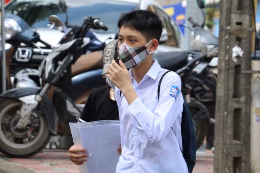 Sáng 3/6, thí sinh làm bài thi môn Ngữ văn. Ảnh: TG.