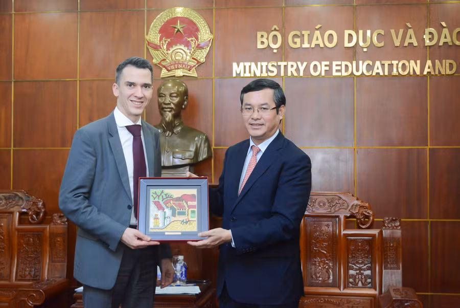 Hai Thứ trưởng trao quà lưu niệm. Hai Thứ trưởng trao quà lưu niệm.