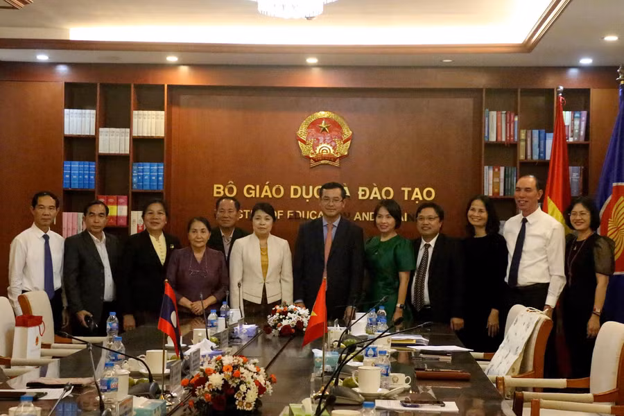 Các đại biểu chụp hình lưu niệm.