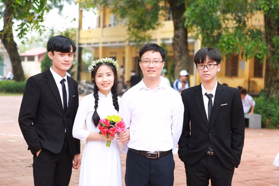 Đàm Văn Hiển (ngoài cùng bên trái) chụp ảnh kỷ niệm cùng thầy giáo chủ nhiệm Nguyễn Thành Giáp (thứ hai từ phải sang) và bạn bè. Ảnh: NVCC. Đàm Văn Hiển (ngoài cùng bên trái) chụp ảnh kỷ niệm cùng thầy giáo chủ nhiệm Nguyễn Thành Giáp (thứ hai từ phải sang) và bạn bè. Ảnh: NVCC.