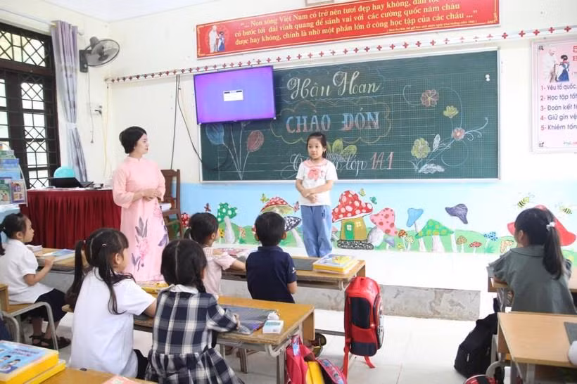 Bước vào tiết học đầu tiên, học sinh lớp 1 Trường Tiểu học San Thàng, TP Lai Châu, lần lượt giới thiệu về bản thân. Năm học này, nhà trường có 20 lớp với 523 học sinh học tại 2 điểm trường. Cô Đặng Thị Nhài, Phó trưởng phòng GD&amp;ĐT TP Lai Châu cho biết: “Các trường trên địa bàn thành phố đã sẵn sàng cơ sở vật chất, nhân lực để chuẩn bị cho học sinh lớp 1 tựu trường. Đến nay, đa số các em đã đến trường đầy đủ. Còn một số em chưa có mặt, phòng đã chỉ đạo các trường liên hệ với phụ huynh để vận động học sinh đến trường đầy đủ trong những ngày tới.