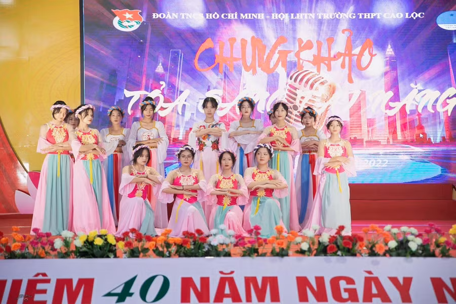 Các hoạt động văn hóa văn nghệ giúp học sinh tránh xa tệ nạn xã hội. Các hoạt động văn hóa văn nghệ giúp học sinh tránh xa tệ nạn xã hội.