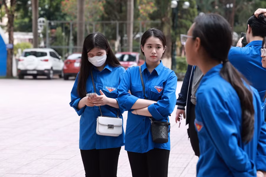 Từ sáng sớm, tình nguyện viên đã có mặt tại điểm thi Trường THPT Xuân Đỉnh.