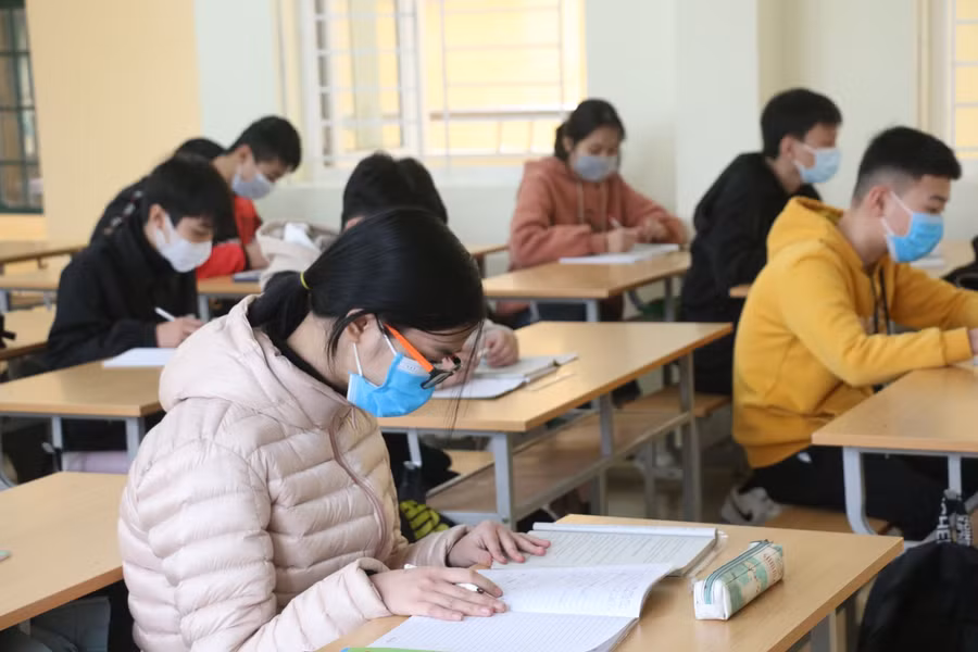 Học sinh Trường THCS Bần Yên Nhân trở lại trường sau nhiều tháng học trực tuyến.