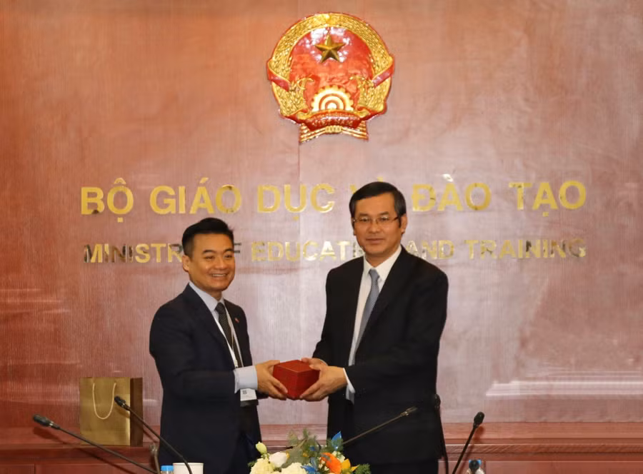 Thứ trưởng Nguyễn Văn Phúc (phải) và đại diện Hội đồng kinh doanh Hoa Kỳ - ASEAN trao quà lưu niệm.