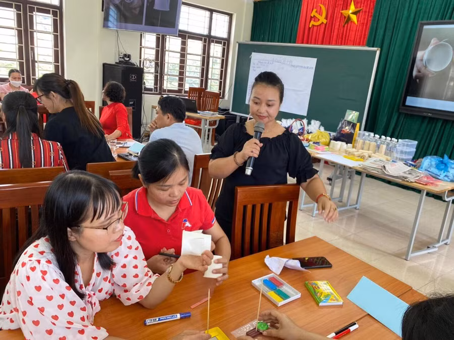 Cô Quyên (áo đen) tập huấn giáo dục STEM cho trường Tiểu học Trần Quốc Toản, TP Hạ Long. Ảnh: NVCC. Cô Quyên (áo đen) tập huấn giáo dục STEM cho trường Tiểu học Trần Quốc Toản, TP Hạ Long. Ảnh: NVCC.