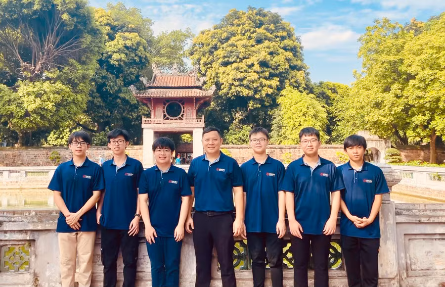 Ngô Quý Đăng (thứ ba từ trái sang) cùng đội tuyển Toán học quốc tế của Việt Nam năm 2022. Ngô Quý Đăng (thứ ba từ trái sang) cùng đội tuyển Toán học quốc tế của Việt Nam năm 2022.