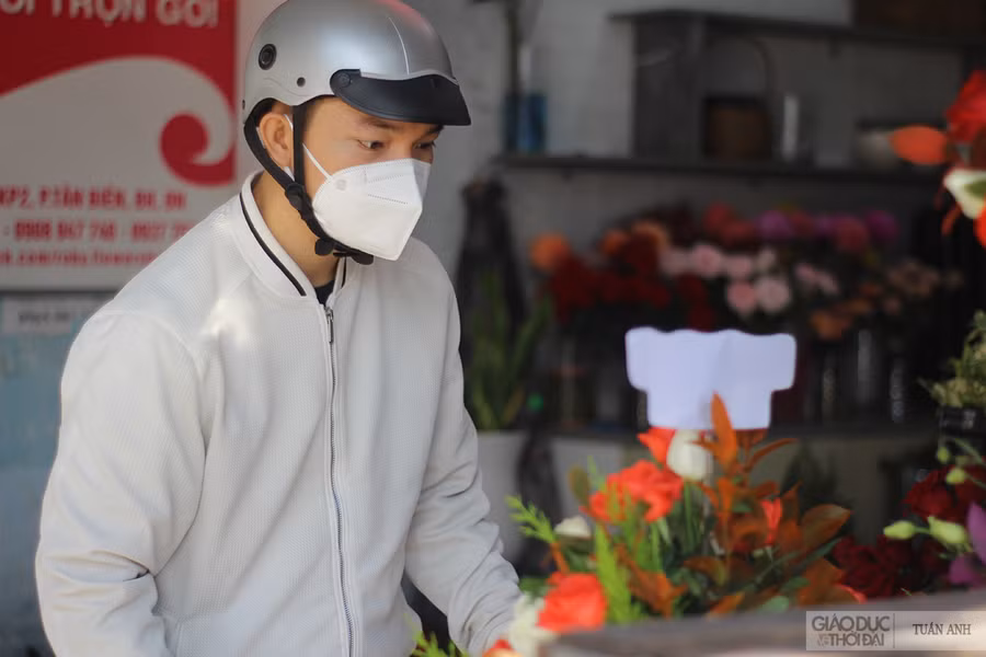 Anh Vòng Thanh Toàn (Ngụ TP Biên Hòa) đang lựa chọn một bó hoa tặng mẹ nhân ngày Phụ nữ Việt Nam 20/10.