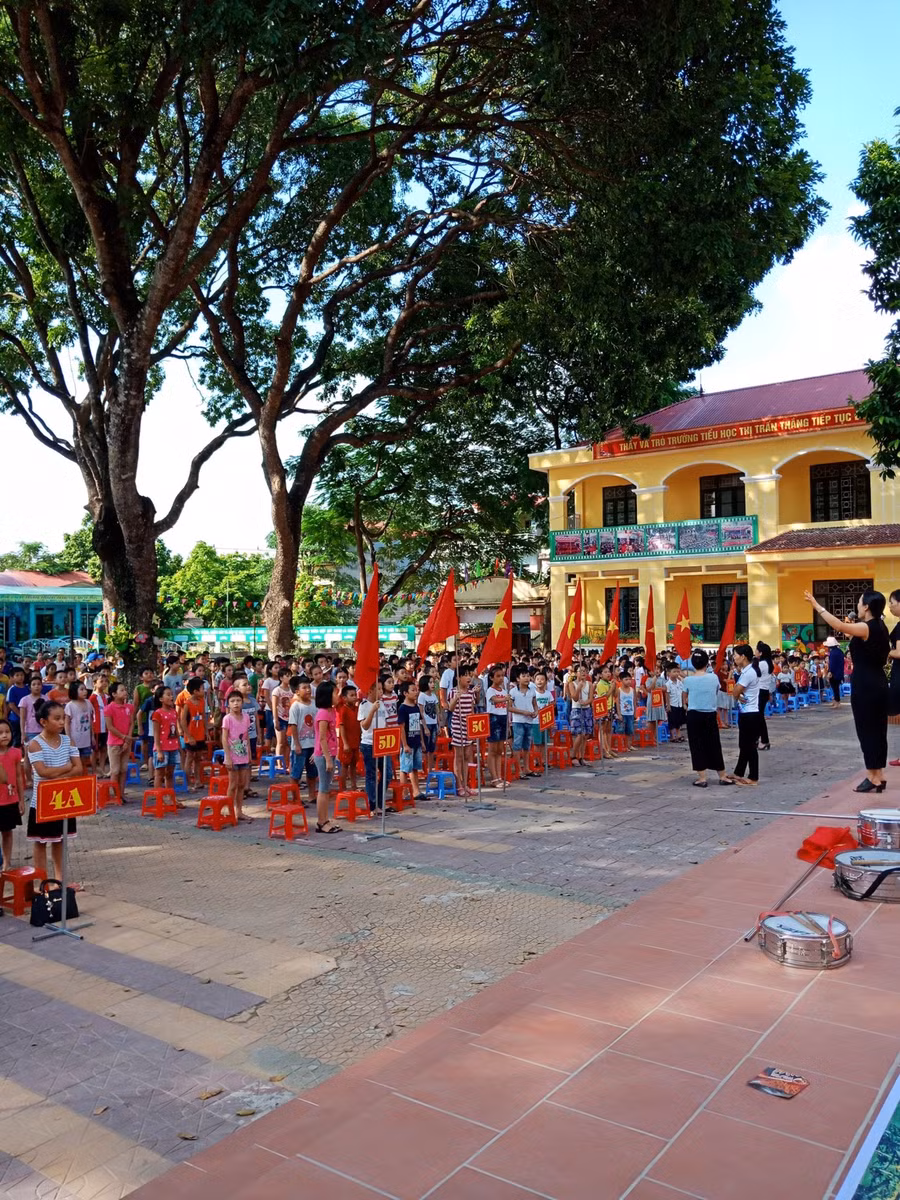 Học sinh Trường Tiểu học Thị trấn Thắng (Hiệp Hòa, Bắc Giang) luyện tập đội ngũ cho lễ khai giảng