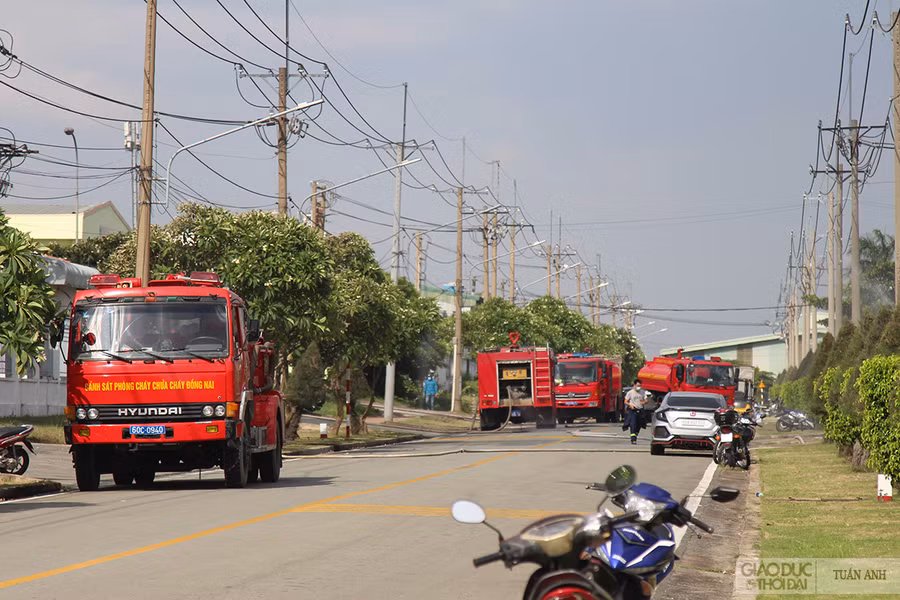 Lực lượng PCCC Công an TP.Biên Hoà đã điều động hàng chục xe chữa cháy cùng CBCS đến hiện trường xử lý vụ cháy.
