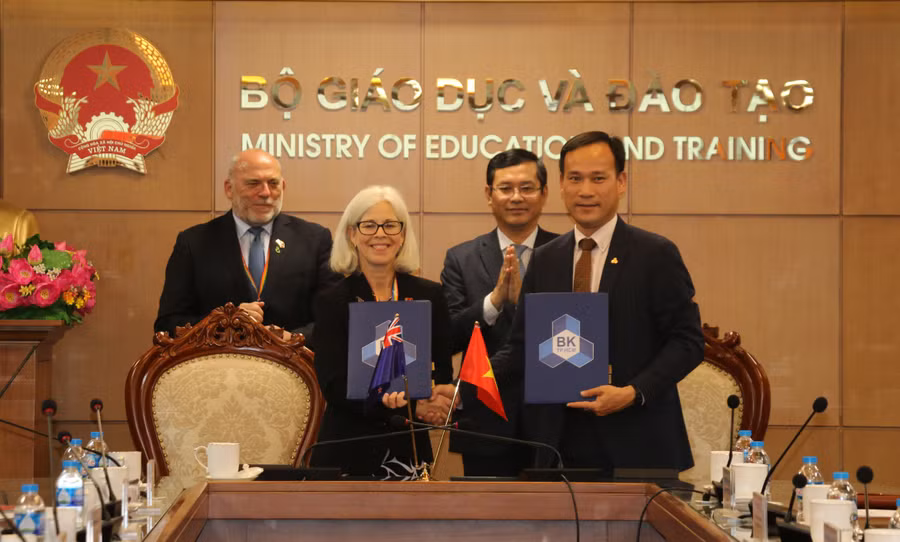 Đại diện Trường Đại học Bách khoa, ĐHQG TP.HCM (phải) ký kết thỏa thuận hợp tác với đại diện Trường Đại học Auckland, New Zealand.