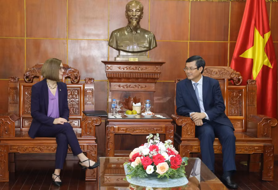 Thứ trưởng Nguyễn Văn Phúc làm việc với bà Kate Brown, Thống đốc bang Oregon. Thứ trưởng Nguyễn Văn Phúc làm việc với bà Kate Brown, Thống đốc bang Oregon.