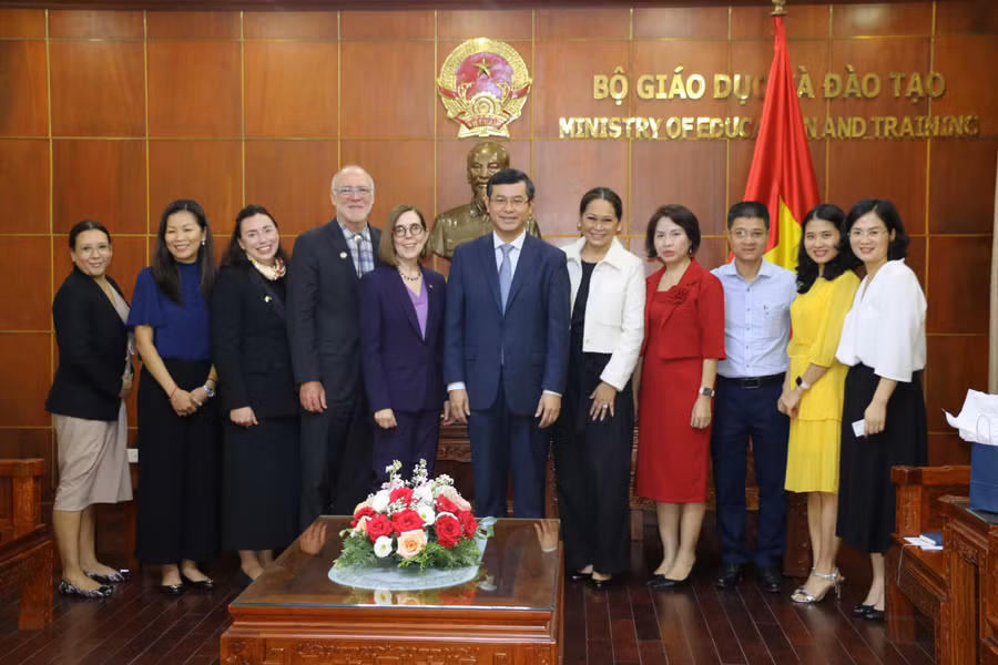 Các đại biểu chụp hình lưu niệm. Các đại biểu chụp hình lưu niệm.