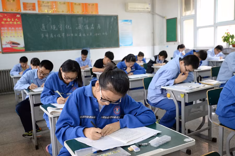 Phụ huynh Trung Quốc quan tâm đầu tư đến giáo dục của con cái. Ảnh: INT.