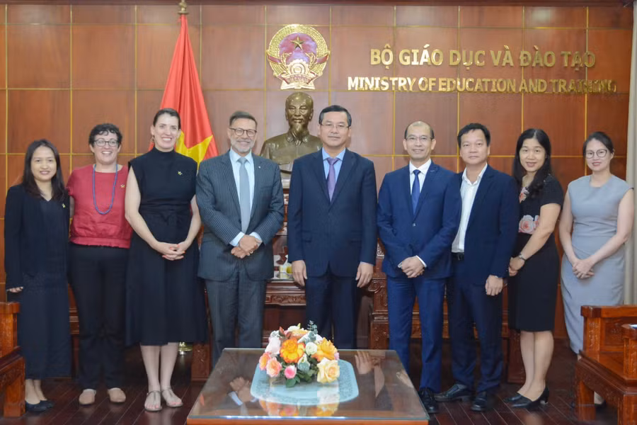 Các đại biểu chụp hình lưu niệm.