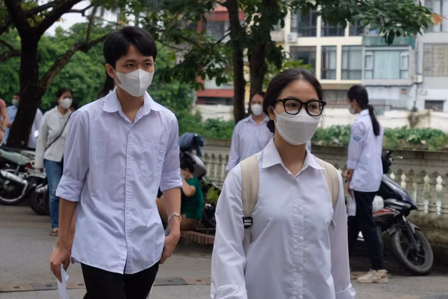 Thí sinh có mặt tại điểm thi Trường THPT Nguyễn Văn Cừ, huyện Gia Lâm, Hà Nội.