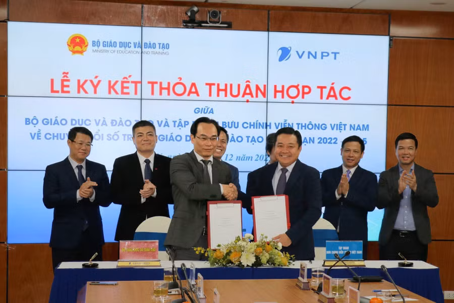 Thứ trưởng Hoàng Minh Sơn (trái) và Tổng Giám đốc Tập đoàn VNPT Huỳnh Quang Liêm ký thỏa thuận hợp tác.