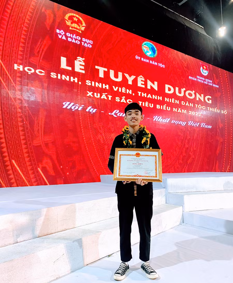 Đinh Lâm Hùng là một trong 3 học sinh, sinh viên người DTTS Chứt tham gia Lễ tuyên dương hồi năm 2022. Ảnh: NVCC.