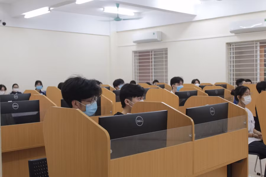 Thí sinh đeo khẩu trang trong thời gian làm bài thi.