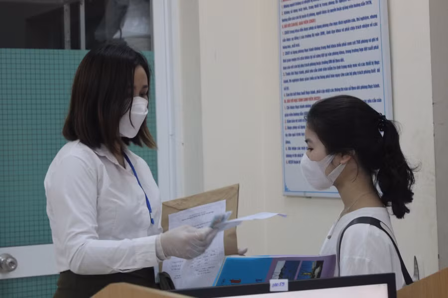Giám thị gọi tên thí sinh vào phòng thi.