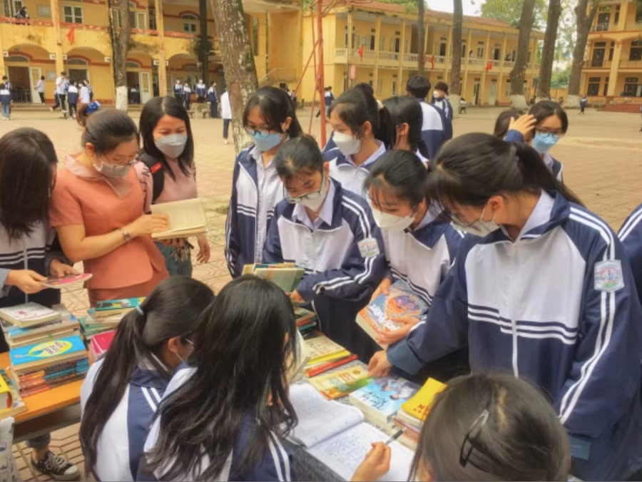 Học sinh Trường THPT Khoái Châu tham gia chương trình "Đổi sách lấy cây".