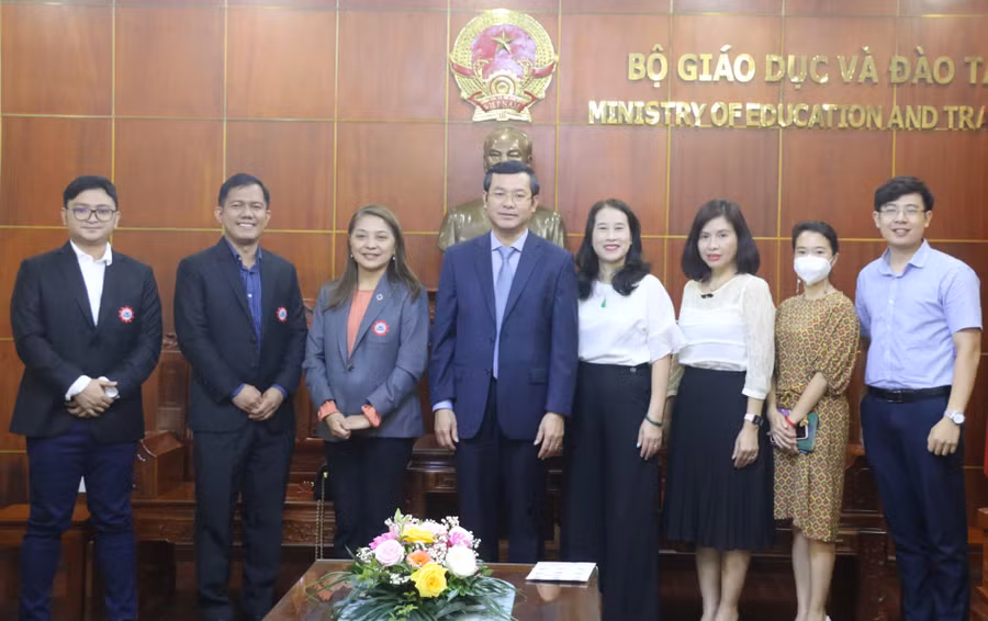 Các đại biểu chụp hình lưu niệm tại buổi làm việc.