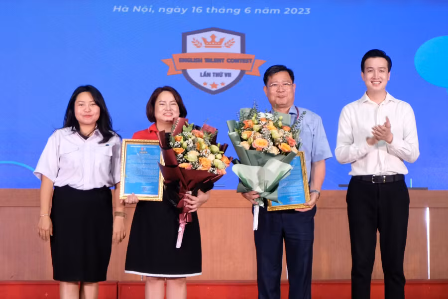 Ban tổ chức trao bằng khen cho đại diện Hệ thống Anh ngữ ICE và Trường ĐH Mỏ - Địa Chất.