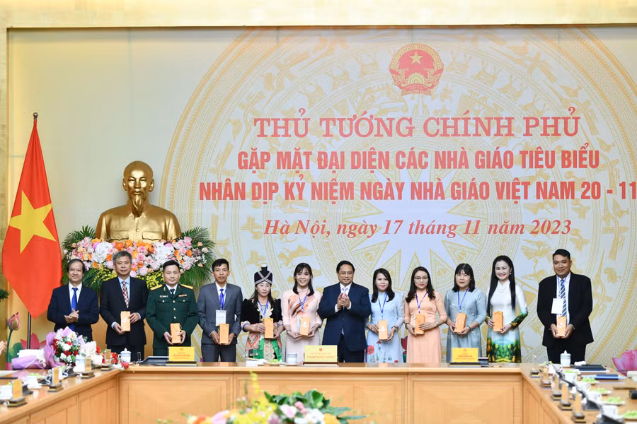 Thủ tướng Chính phủ Phạm Minh Chính đã trao quà lưu niệm tới 10 thầy cô giáo đại diện cho các nhà giáo tiêu biểu, thầy cô giáo và cán bộ quản lý trên cả nước.